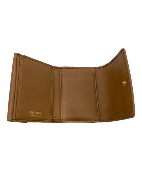PRADA（プラダ）PRADA (プラダ) ソフトグレインレザー三つ折り財布 ブラウンの古着・服飾アイテム