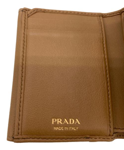 PRADA（プラダ）PRADA (プラダ) ソフトグレインレザー三つ折り財布 ブラウンの古着・服飾アイテム