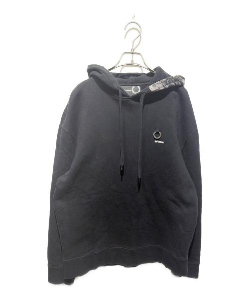 RAF SIMONS（ラフシモンズ）RAF SIMONS (ラフシモンズ) FRED PERRY (フレッドペリー) PRINTED HOODED SWEAT/コラボパーカー ブラック サイズ:Ｓの古着・服飾アイテム