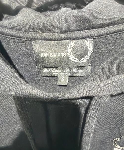 RAF SIMONS（ラフシモンズ）RAF SIMONS (ラフシモンズ) FRED PERRY (フレッドペリー) PRINTED HOODED SWEAT/コラボパーカー ブラック サイズ:Ｓの古着・服飾アイテム