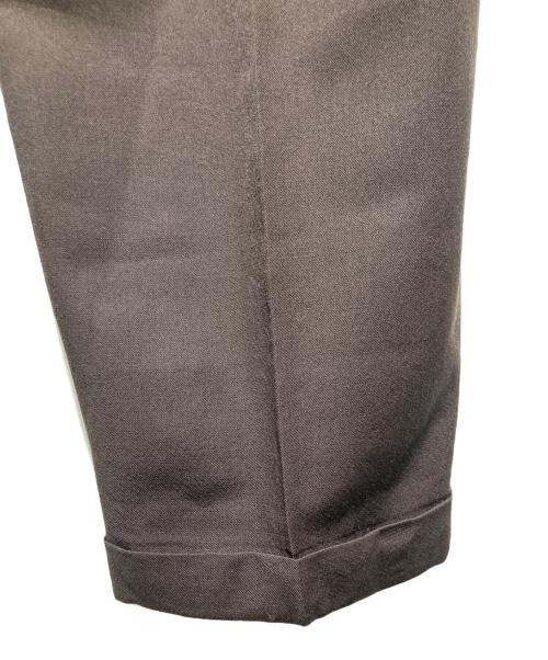 ISSEY MIYAKE MEN（イッセイミヤケメン）ISSEY MIYAKE MEN (イッセイミヤケメン) 2タックスラックスパンツ ブラウン サイズ:Ｍの古着・服飾アイテム