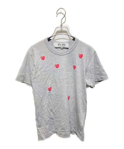 PLAY COMME des GARCONS（プレイコムデギャルソン）PLAY COMME des GARCONS (プレイコムデギャルソン) AD2025/1 T-Shirt With Random Small Red Emblem Top グレー サイズ:ＸＸＳの古着・服飾アイテム