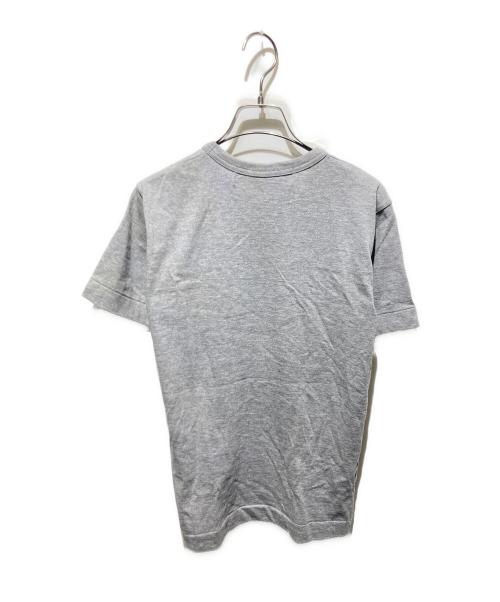 PLAY COMME des GARCONS（プレイコムデギャルソン）PLAY COMME des GARCONS (プレイコムデギャルソン) AD2025/1 T-Shirt With Random Small Red Emblem Top グレー サイズ:ＸＸＳの古着・服飾アイテム