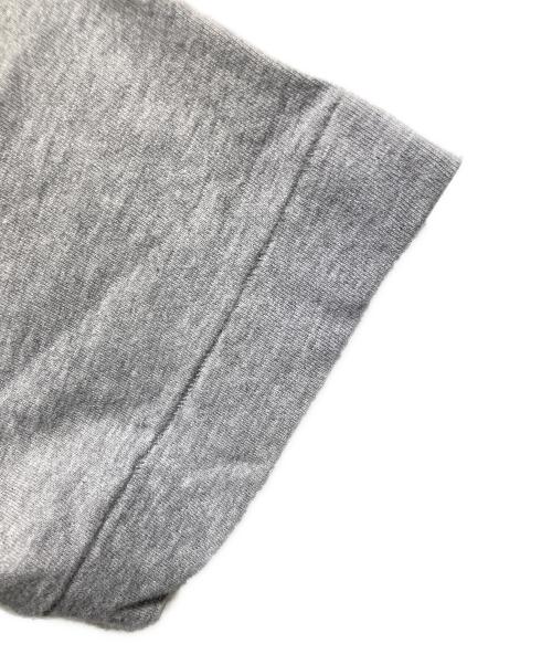 PLAY COMME des GARCONS（プレイコムデギャルソン）PLAY COMME des GARCONS (プレイコムデギャルソン) AD2025/1 T-Shirt With Random Small Red Emblem Top グレー サイズ:ＸＸＳの古着・服飾アイテム