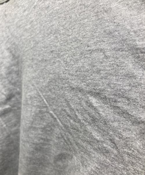 PLAY COMME des GARCONS（プレイコムデギャルソン）PLAY COMME des GARCONS (プレイコムデギャルソン) AD2025/1 T-Shirt With Random Small Red Emblem Top グレー サイズ:ＸＸＳの古着・服飾アイテム