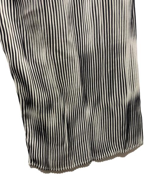 ISSEY MIYAKE（イッセイミヤケ）ISSEY MIYAKE (イッセイミヤケ) ストライププリーツパンツ ホワイト×ブラック サイズ:Ｍの古着・服飾アイテム
