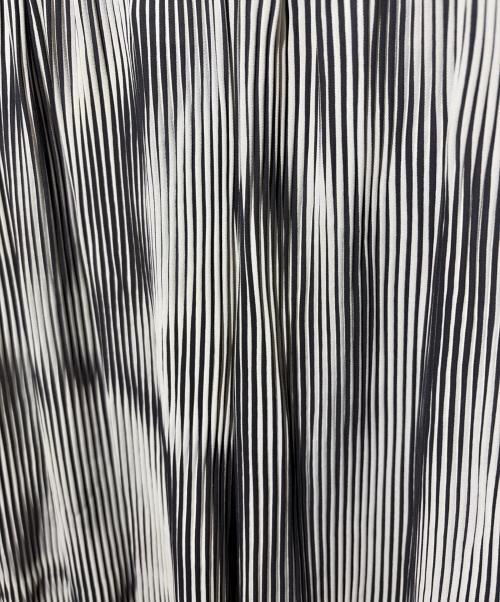ISSEY MIYAKE（イッセイミヤケ）ISSEY MIYAKE (イッセイミヤケ) ストライププリーツパンツ ホワイト×ブラック サイズ:Ｍの古着・服飾アイテム