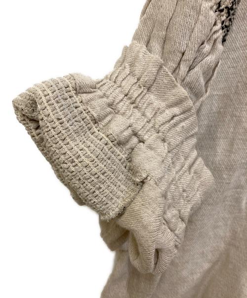 TSUHARU by samansa Mos2（ツハル バイ サマンサモスモス）TSUHARU by Samansa Mos2 (ツハル バイ サマンサモスモス) 綿麻カルゼスモッキングブラウス ベージュ サイズ:SIZE Freeの古着・服飾アイテム