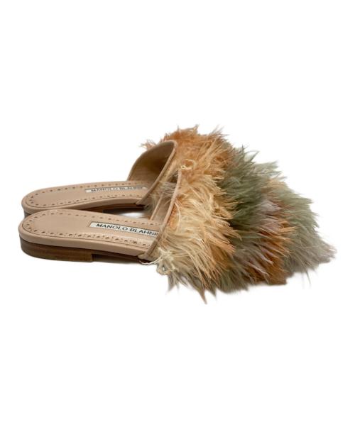 Manolo Blahnik（マノロブラニク）Manolo Blahnik (マノロブラニク) フェザーフラット サンダル ベージュ サイズ:22.5の古着・服飾アイテム