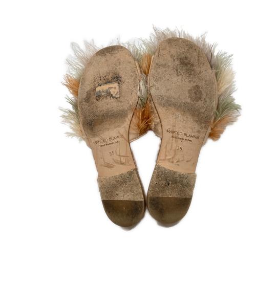 Manolo Blahnik（マノロブラニク）Manolo Blahnik (マノロブラニク) フェザーフラット サンダル ベージュ サイズ:22.5の古着・服飾アイテム
