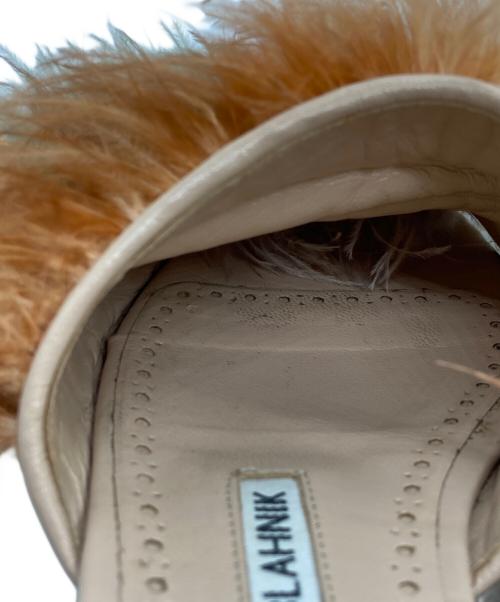 Manolo Blahnik（マノロブラニク）Manolo Blahnik (マノロブラニク) フェザーフラット サンダル ベージュ サイズ:22.5の古着・服飾アイテム