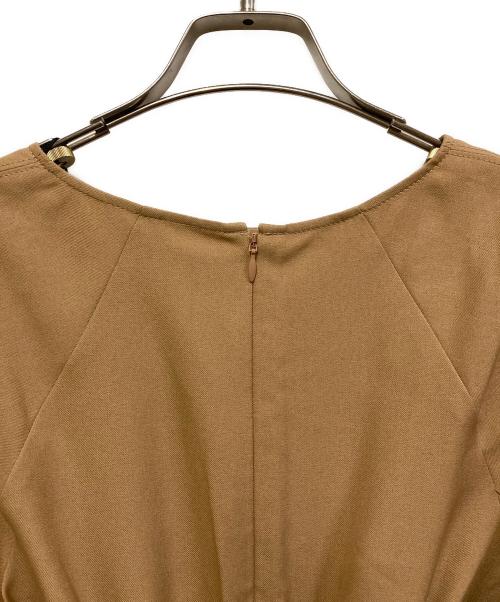 EMMEL REFINES（エメル リファインズ）EMMEL REFINES (エメル リファインズ) EM Vキリカエ ミニ Aライン ワンピース ベージュ サイズ:SIZE M 未使用品の古着・服飾アイテム