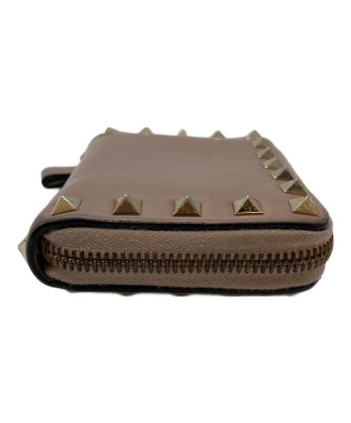 VALENTINO GARAVANI（ヴァレンティノ・ガラヴァーニ）VALENTINO GARAVANI (ヴァレンティノ・ガラヴァーニ) ロックスタッズ2つ折り財布 ベージュの古着・服飾アイテム