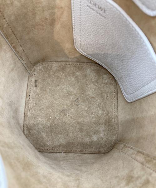 LOEWE（ロエベ）LOEWE (ロエベ) PEBBLE BUCKET BAG MINI ホワイトの古着・服飾アイテム