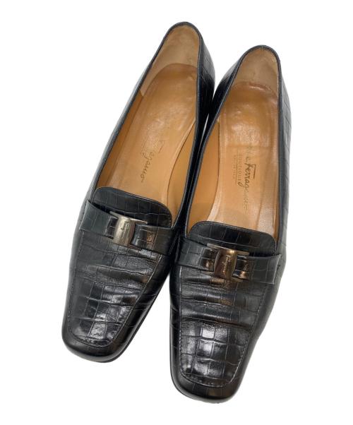 Salvatore Ferragamo（サルヴァトーレ フェラガモ）Salvatore Ferragamo (サルヴァトーレ フェラガモ) ヴァラ型押しパンプス ブラック サイズ:SIZE 7の古着・服飾アイテム