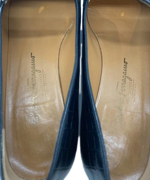 Salvatore Ferragamo（サルヴァトーレ フェラガモ）Salvatore Ferragamo (サルヴァトーレ フェラガモ) ヴァラ型押しパンプス ブラック サイズ:SIZE 7の古着・服飾アイテム