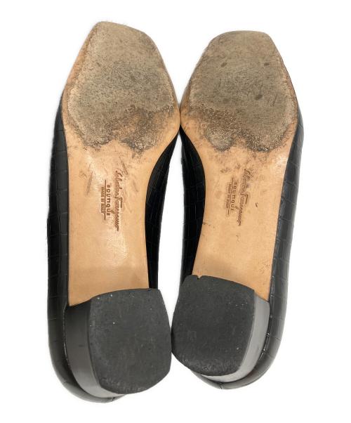 Salvatore Ferragamo（サルヴァトーレ フェラガモ）Salvatore Ferragamo (サルヴァトーレ フェラガモ) ヴァラ型押しパンプス ブラック サイズ:SIZE 7の古着・服飾アイテム