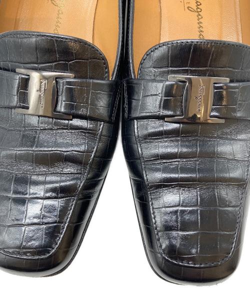 Salvatore Ferragamo（サルヴァトーレ フェラガモ）Salvatore Ferragamo (サルヴァトーレ フェラガモ) ヴァラ型押しパンプス ブラック サイズ:SIZE 7の古着・服飾アイテム