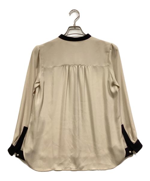 23区（ニジュウサンク）23区 (ニジュウサンク) バイカラーパールボタンブラウス ベージュ サイズ:36の古着・服飾アイテム