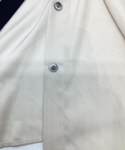 23区（ニジュウサンク）23区 (ニジュウサンク) バイカラーパールボタンブラウス ベージュ サイズ:36の古着・服飾アイテム