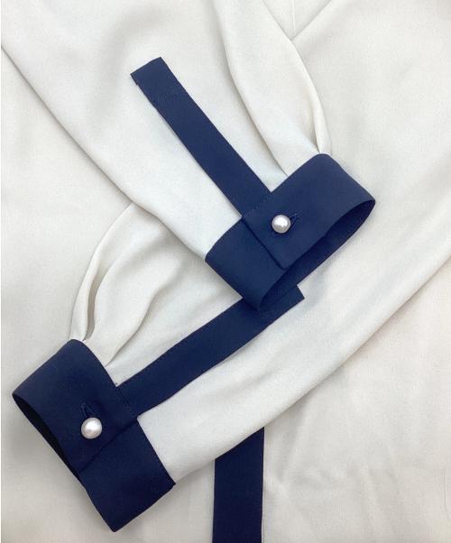 23区（ニジュウサンク）23区 (ニジュウサンク) バイカラーパールボタンブラウス ベージュ サイズ:36の古着・服飾アイテム