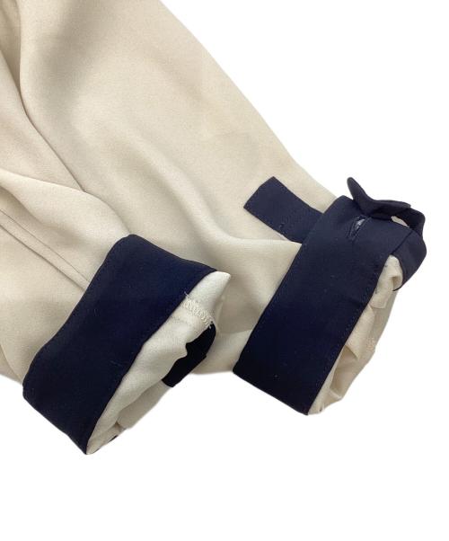 23区（ニジュウサンク）23区 (ニジュウサンク) バイカラーパールボタンブラウス ベージュ サイズ:36の古着・服飾アイテム