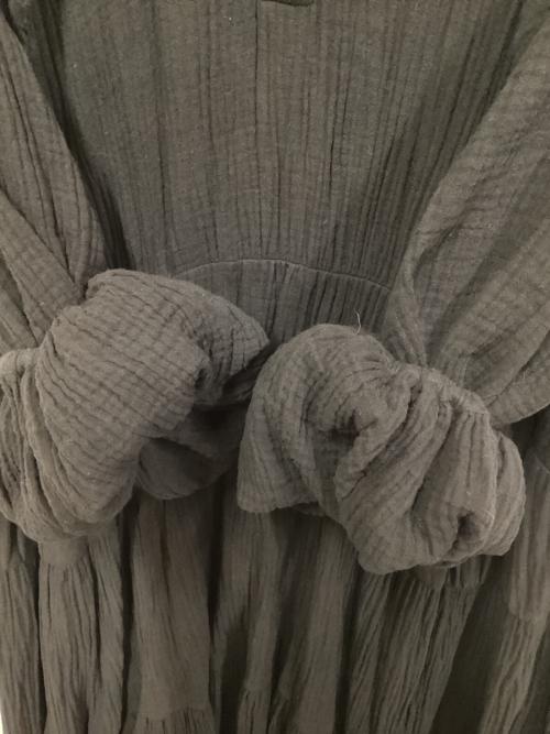 ETRE TOKYO（エトレトウキョウ）ETRE TOKYO (エトレトウキョウ) バックシャンギャザーボリュームワンピース ブラック サイズ:SIZE Freeの古着・服飾アイテム