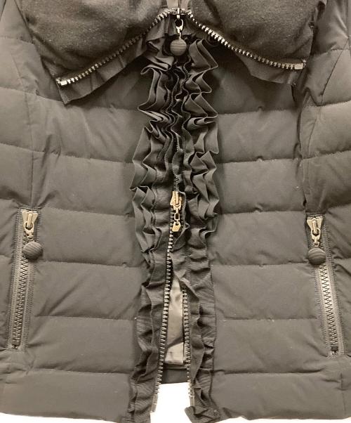 TO BE CHIC（トゥービーシック）TO BE CHIC (トゥービーシック) フリルティアードダウンコート ブラック サイズ:SIZE 42の古着・服飾アイテム