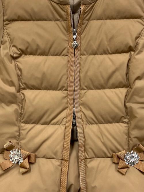 M'S GRACY（エムズグレイシー）M'S GRACY (エムズグレイシー) ビジューダウンベスト ベージュ サイズ:SIZE 40 未使用品の古着・服飾アイテム