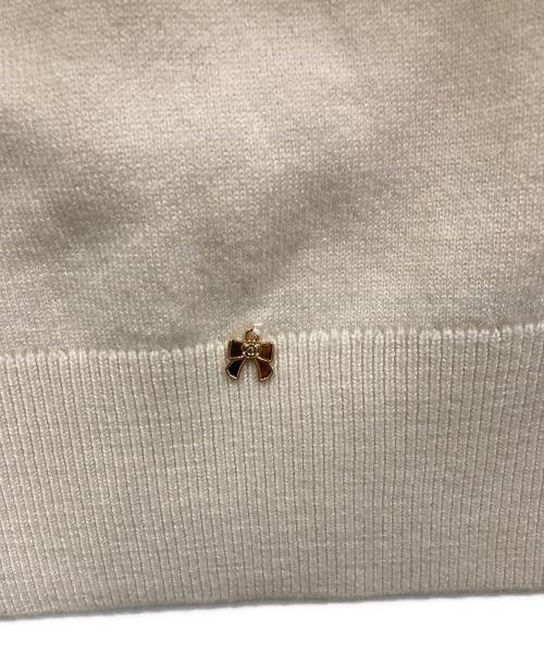 Super Beauty（スーパービューティ）Super Beauty (スーパービューティ) 胸元Paris刺しゅう入りフリルデザインセーター アイボリー サイズ:SIZE 40の古着・服飾アイテム