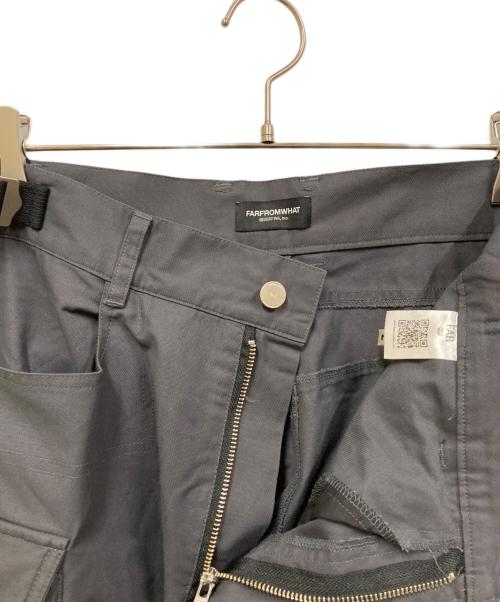 FARFOMWHAT（ファーフロムワット）FARFOMWHAT (ファーフロムワット) ブルーポイントジッパービッグポケットストラップパンツ グレー サイズ:SIZE 2の古着・服飾アイテム