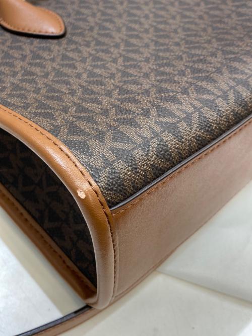 MICHAEL KORS（マイケル・コース）MICHAEL KORS (マイケル・コース) MIRELLA SM SHOPPER TZ XBODY 2way シグネチャー ショルダー ブラウンの古着・服飾アイテム