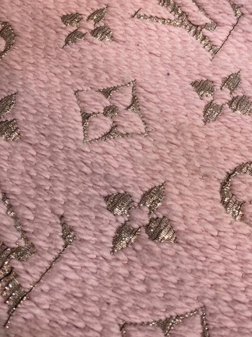 LOUIS VUITTON（ルイ ヴィトン）LOUIS VUITTON (ルイ ヴィトン) エシャルプ ロゴマニア シャインマフラー ピンクの古着・服飾アイテム