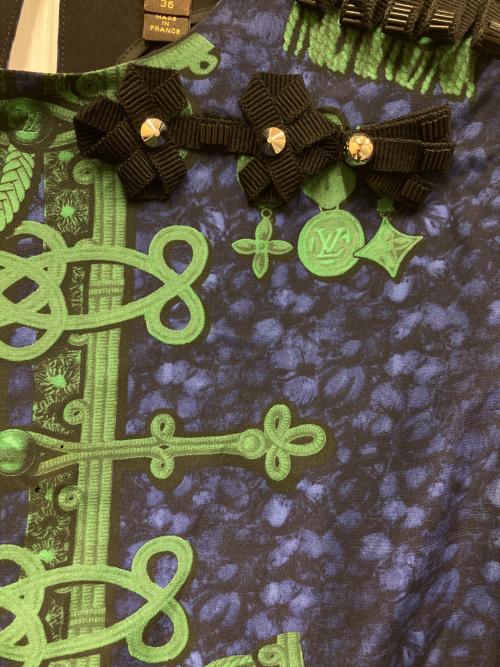 LOUIS VUITTON（ルイ ヴィトン）LOUIS VUITTON (ルイ ヴィトン) スタッズ付きナポレオン柄シルクブラウス ネイビー サイズ:36の古着・服飾アイテム