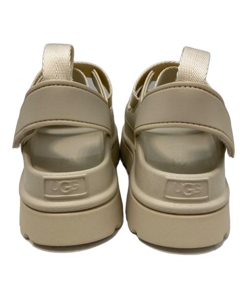 UGG（アグ）UGG (アグ) ゴールデングロウ サンダル ベージュ サイズ:37(US6)の古着・服飾アイテム