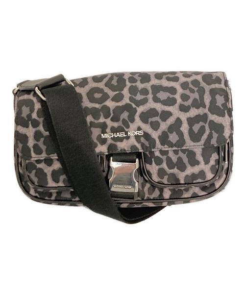 MICHAEL KORS（マイケル・コース）MICHAEL KORS (マイケル・コース) KHAI ダブルポケット フラップ クロスボディ ミディアム グレー サイズ:表記なしの古着・服飾アイテム