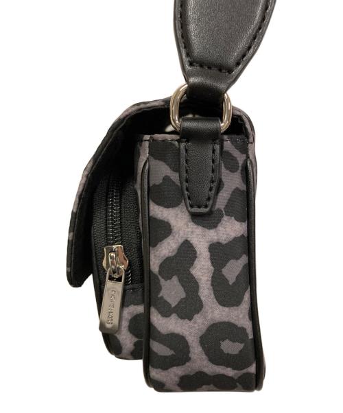 MICHAEL KORS（マイケル・コース）MICHAEL KORS (マイケル・コース) KHAI ダブルポケット フラップ クロスボディ ミディアム グレー サイズ:表記なしの古着・服飾アイテム