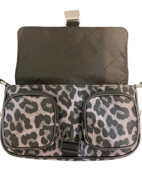 MICHAEL KORS（マイケル・コース）MICHAEL KORS (マイケル・コース) KHAI ダブルポケット フラップ クロスボディ ミディアム グレー サイズ:表記なしの古着・服飾アイテム