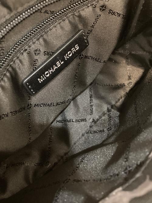 MICHAEL KORS（マイケル・コース）MICHAEL KORS (マイケル・コース) KHAI ダブルポケット フラップ クロスボディ ミディアム グレー サイズ:表記なしの古着・服飾アイテム