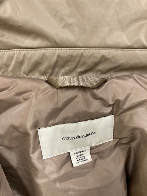 Calvin Klein Jeans（カルバンクラインジーンズ）Calvin Klein Jeans (カルバンクラインジーンズ) インサレーションボンバージャケット ベージュ サイズ:SIZE XSの古着・服飾アイテム