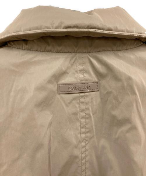 Calvin Klein Jeans（カルバンクラインジーンズ）Calvin Klein Jeans (カルバンクラインジーンズ) インサレーションボンバージャケット ベージュ サイズ:SIZE XSの古着・服飾アイテム