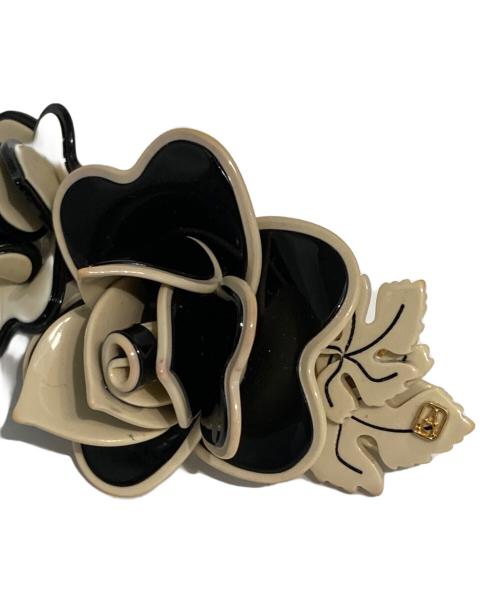 ALEXANDRE de Paris（アレクサンドルドゥパリ）ALEXANDRE de Paris (アレクサンドルドゥパリ) ローズモチーフヘアクリップ ブラック×ホワイトの古着・服飾アイテム