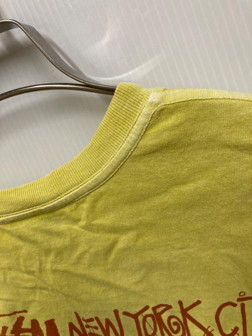 stussy（ステューシー）stussy (ステューシー) HOW WE'RE LIVIN' PIGMENT DYED TEE イエロー サイズ:Mの古着・服飾アイテム
