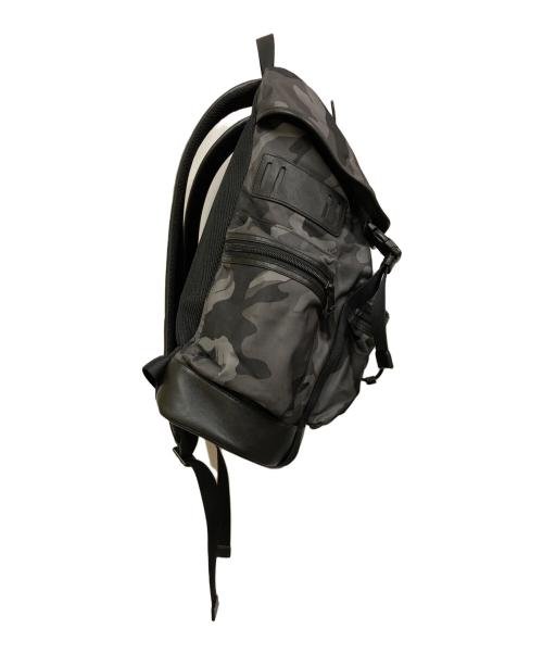 COACH（コーチ）COACH (コーチ) カモフラ柄ナイロンレザーバックパック グレーの古着・服飾アイテム