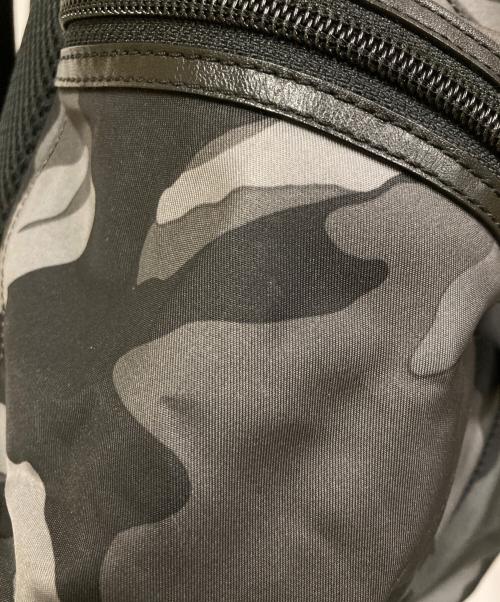 COACH（コーチ）COACH (コーチ) カモフラ柄ナイロンレザーバックパック グレーの古着・服飾アイテム