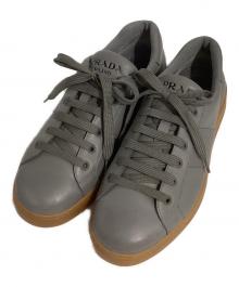 PRADA（プラダ）の古着「LOGO LOW TOP SNEAKERS/ロゴ ロウ トップ スニーカーズ」｜グレー
