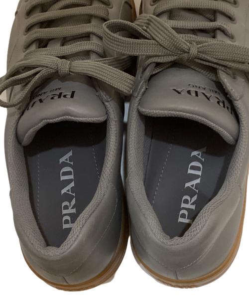 PRADA（プラダ）PRADA (プラダ) LOGO LOW TOP SNEAKERS/ロゴ ロウ トップ スニーカーズ グレー サイズ:５の古着・服飾アイテム