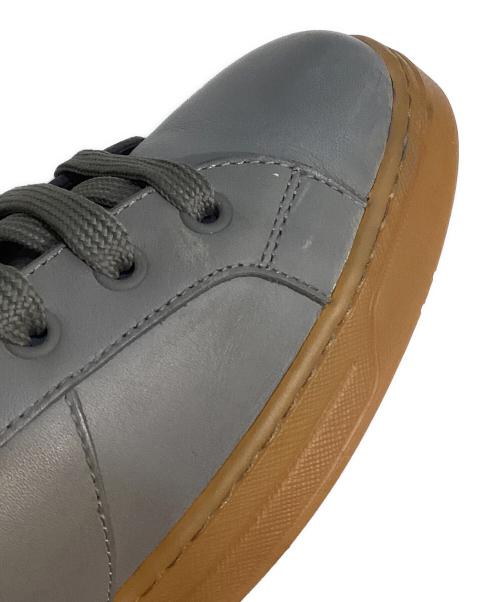 PRADA（プラダ）PRADA (プラダ) LOGO LOW TOP SNEAKERS/ロゴ ロウ トップ スニーカーズ グレー サイズ:５の古着・服飾アイテム
