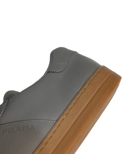 PRADA（プラダ）PRADA (プラダ) LOGO LOW TOP SNEAKERS/ロゴ ロウ トップ スニーカーズ グレー サイズ:５の古着・服飾アイテム