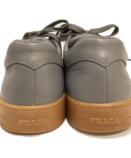 PRADA（プラダ）PRADA (プラダ) LOGO LOW TOP SNEAKERS/ロゴ ロウ トップ スニーカーズ グレー サイズ:５の古着・服飾アイテム